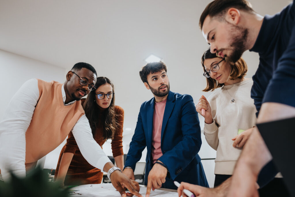 futurs entrepreneurs définissant la raison sociale d’une entreprise