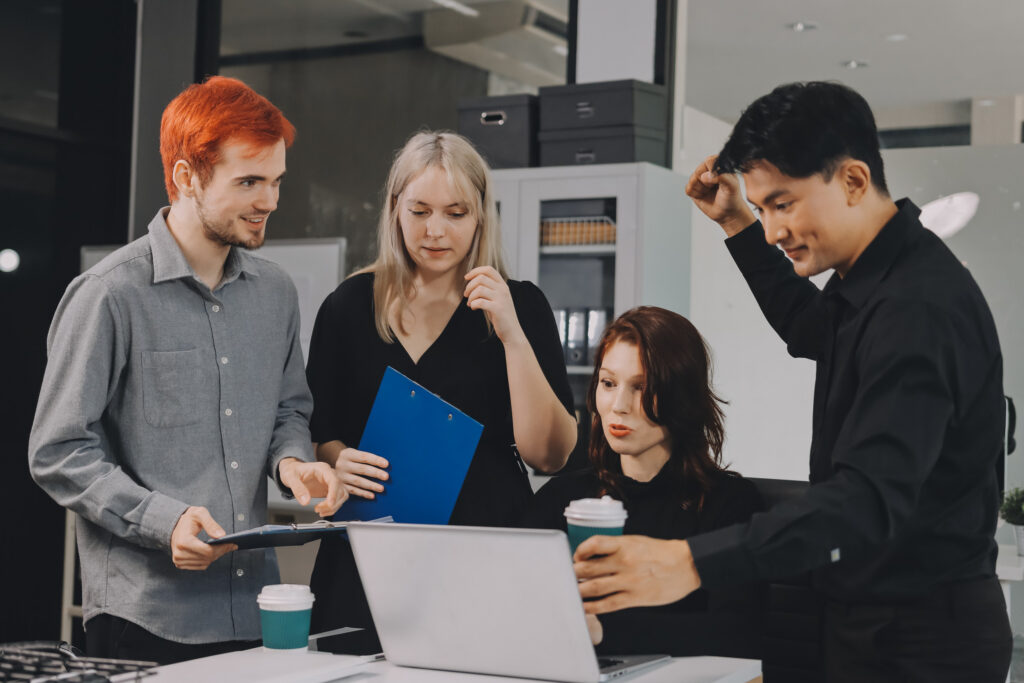 équipe réfléchit à définir raison sociale d’une entreprise