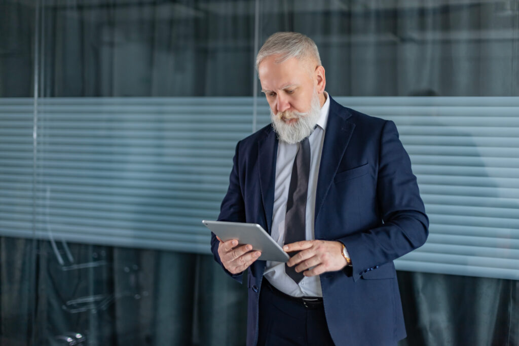 Homme d'affaires en train de lire  blog List-company.com  